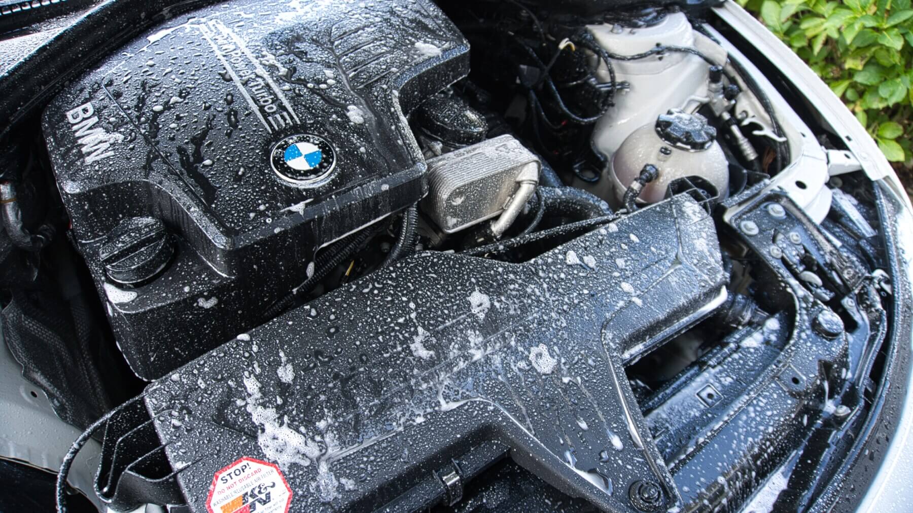 Motorwäsche Auto Reiniger einwirken lassen - Washbro.de