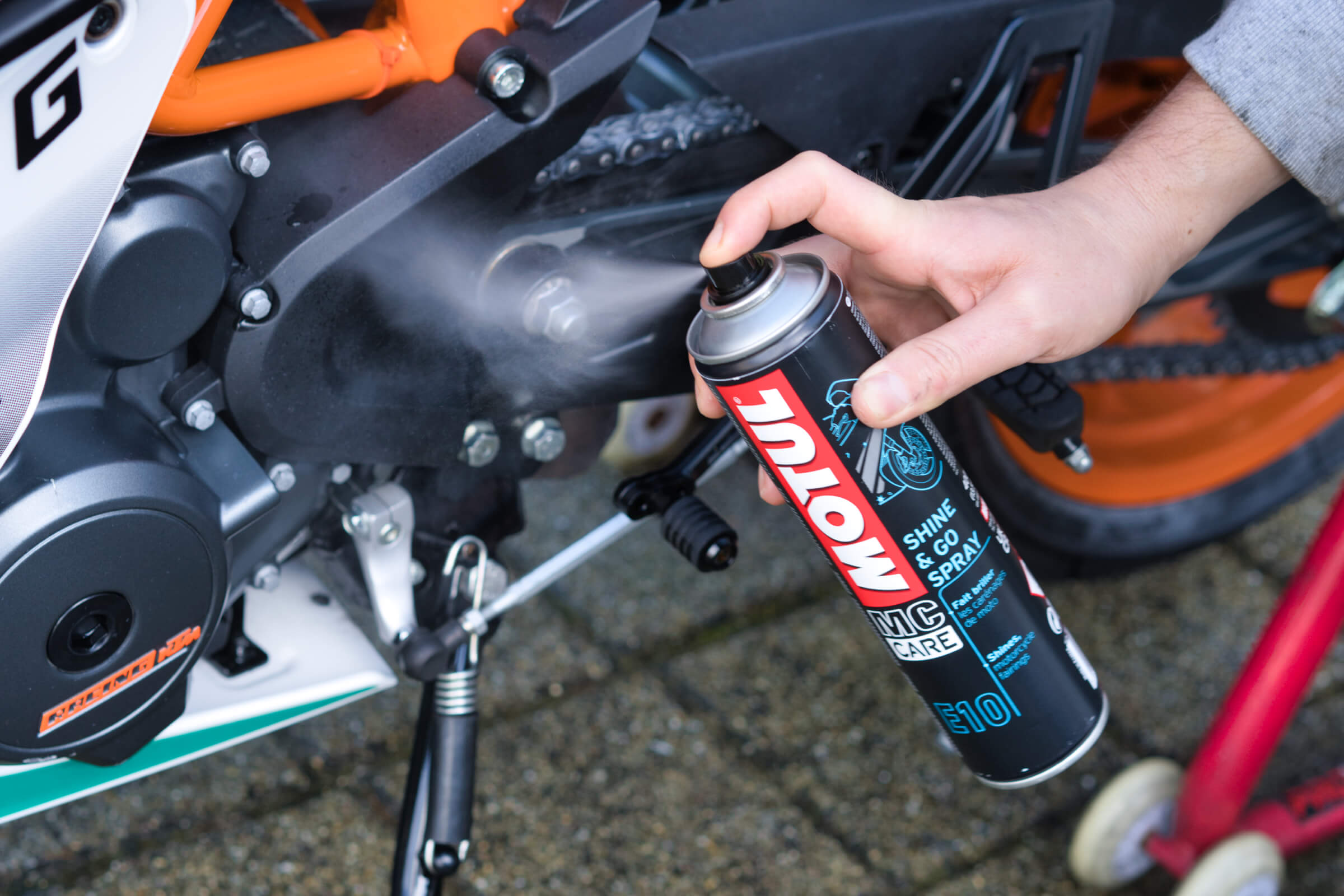 Motul Shine and Go E10 Spray Test Motul Shine and Go E10 Spray Anwendung