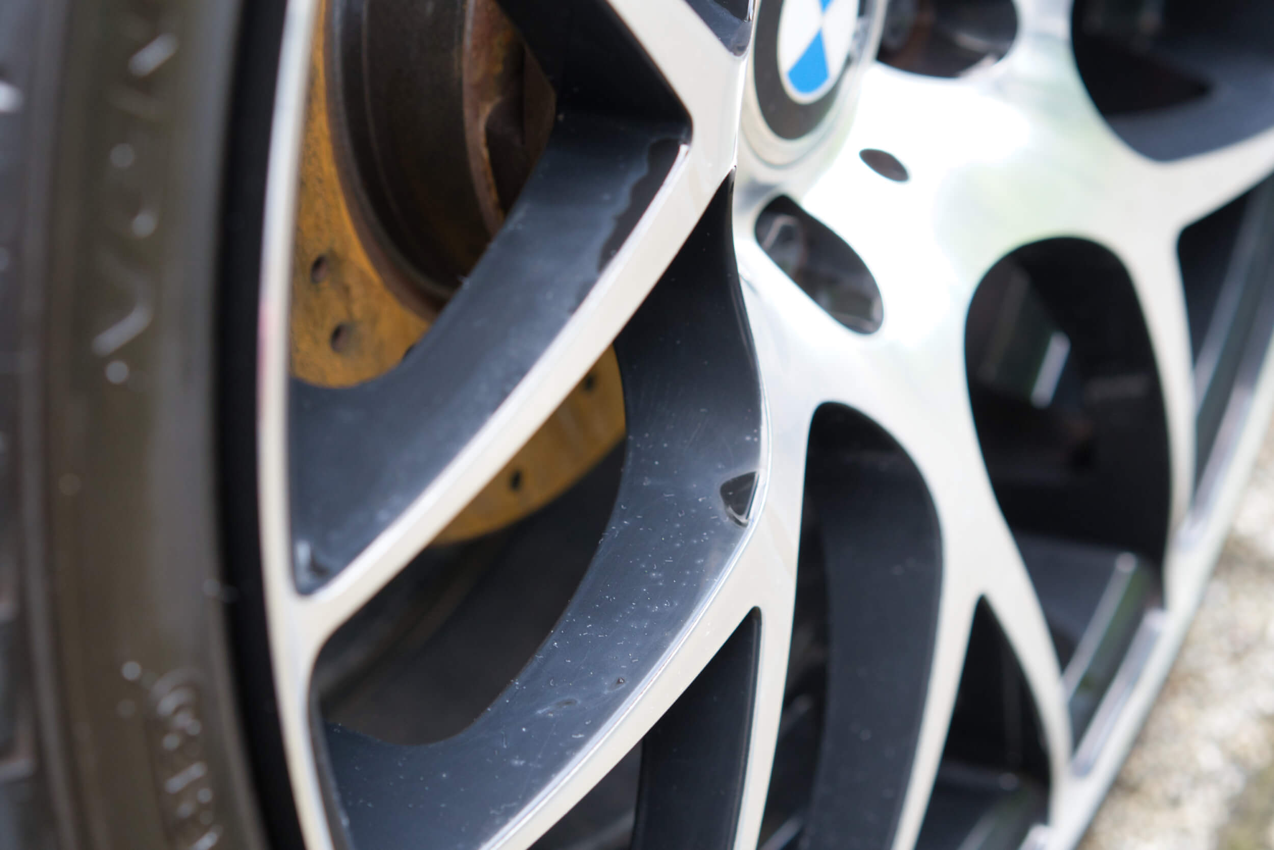 Sonax Xtreme Felgenschutz Versiegelung Test beim Auto Sonax Xtreme Felgenschutz Versiegelung nach eintrocknen Ergebnis nicht gut