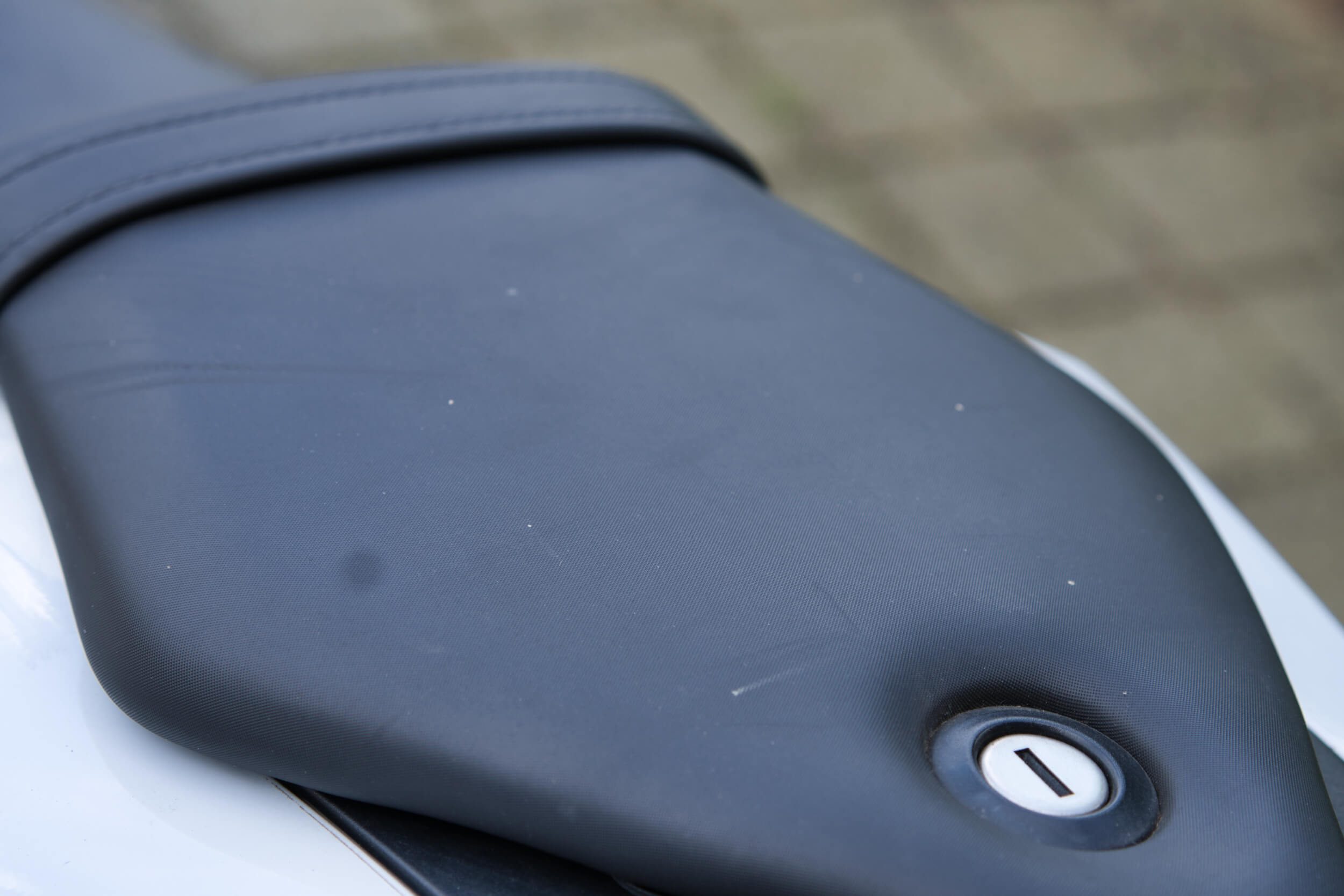 Dr. Wack S100 Sitzbank-Pflege Test Vorher der DR. Wack S100 Sitzbank Pflege