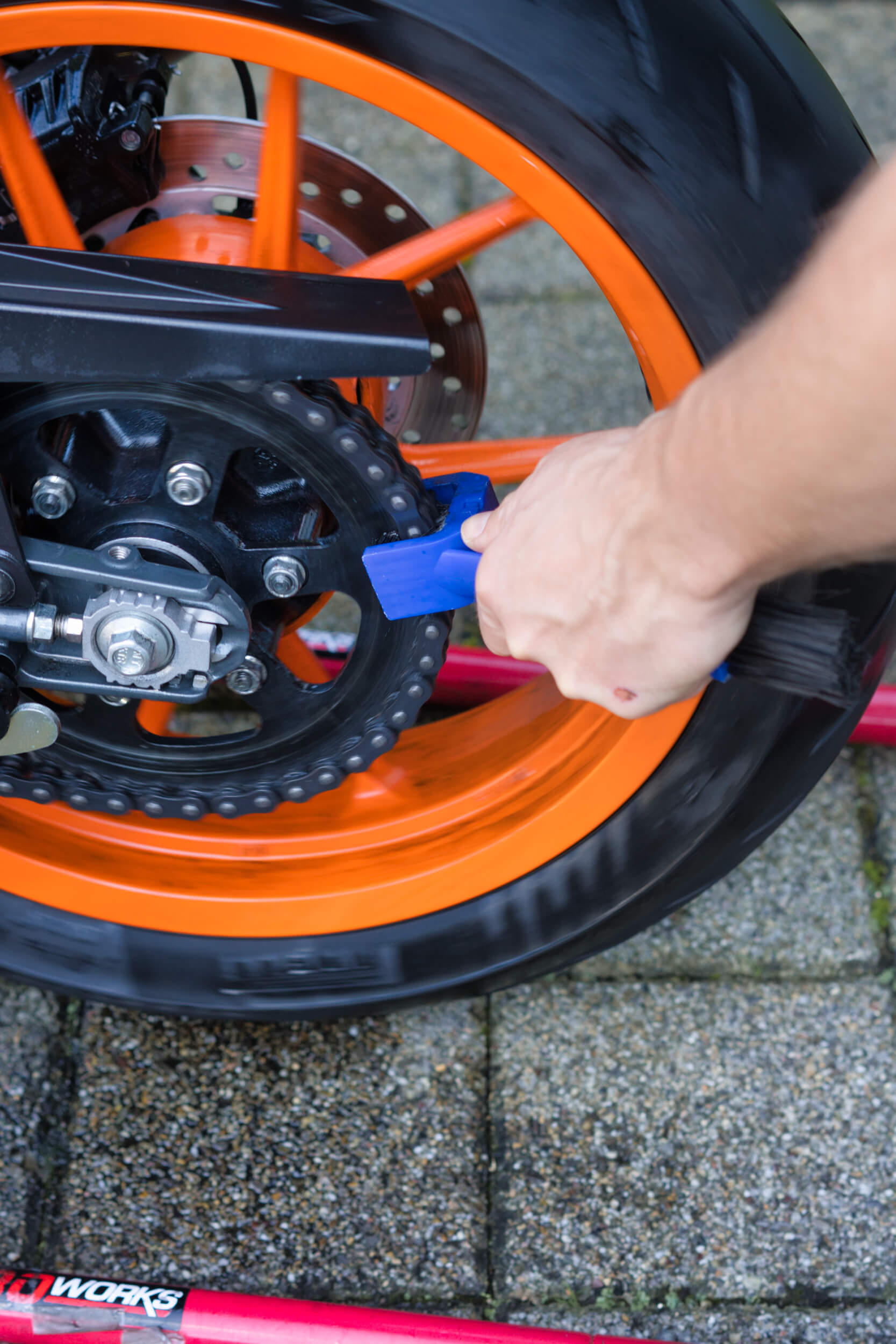 WD-40 Motorrad Kettenreiniger Test WD-40 Motorrad Kettenreiniger mit Reinigungsbuerste