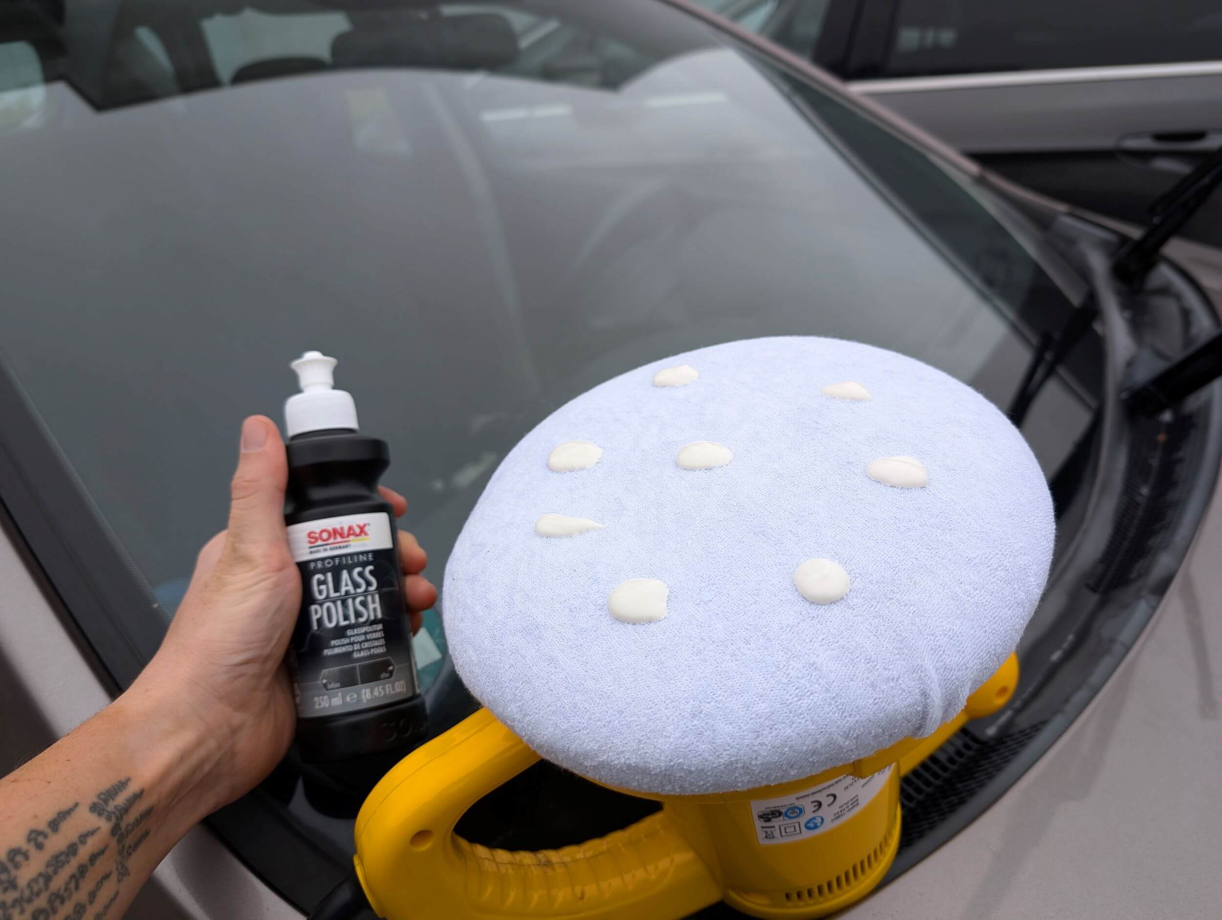 Sonax Glass Polish auf Polierpad auftragen
