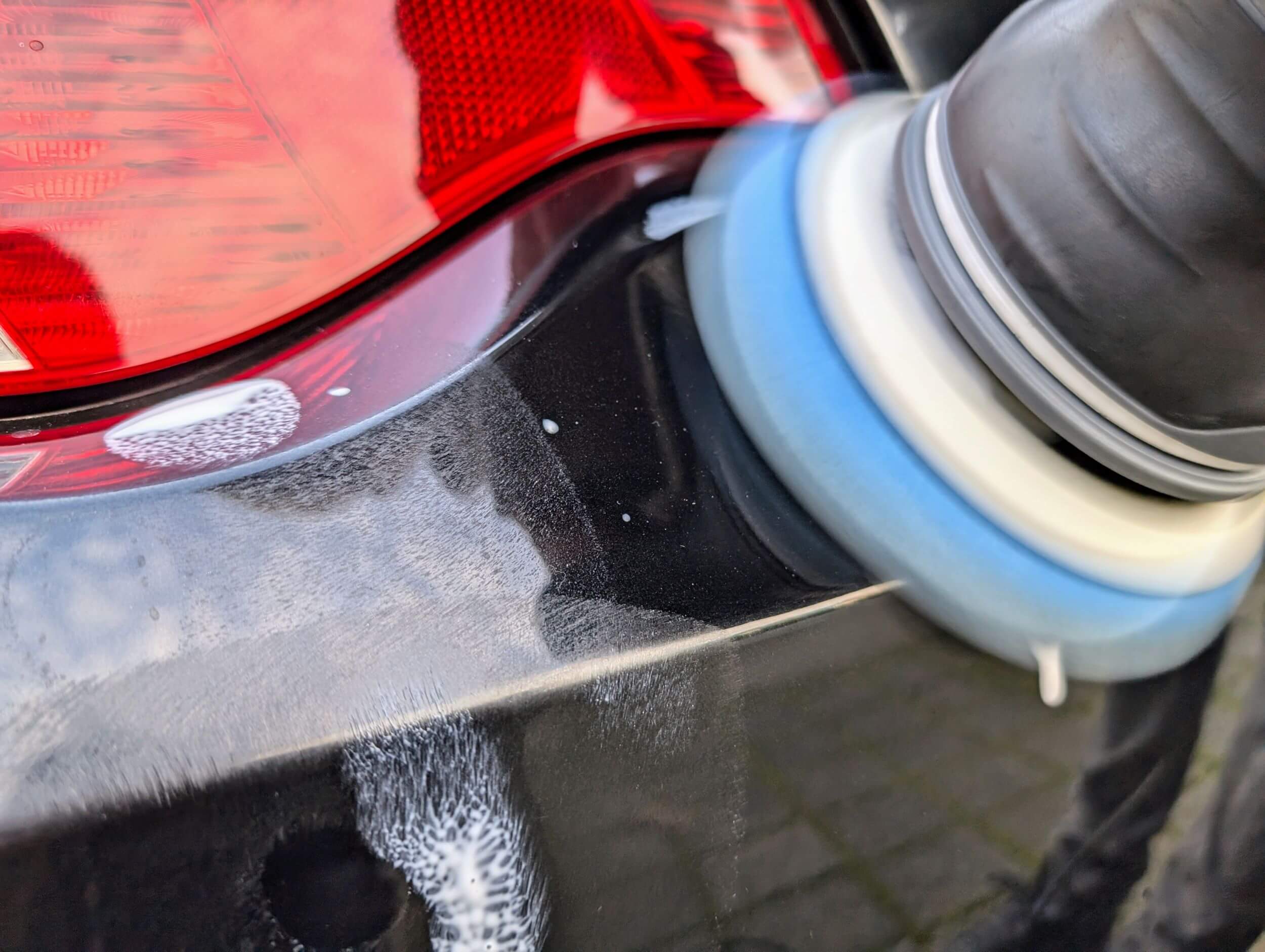 Sonax Profiline EXCUT 05-05 mit leichtem Druck polieren