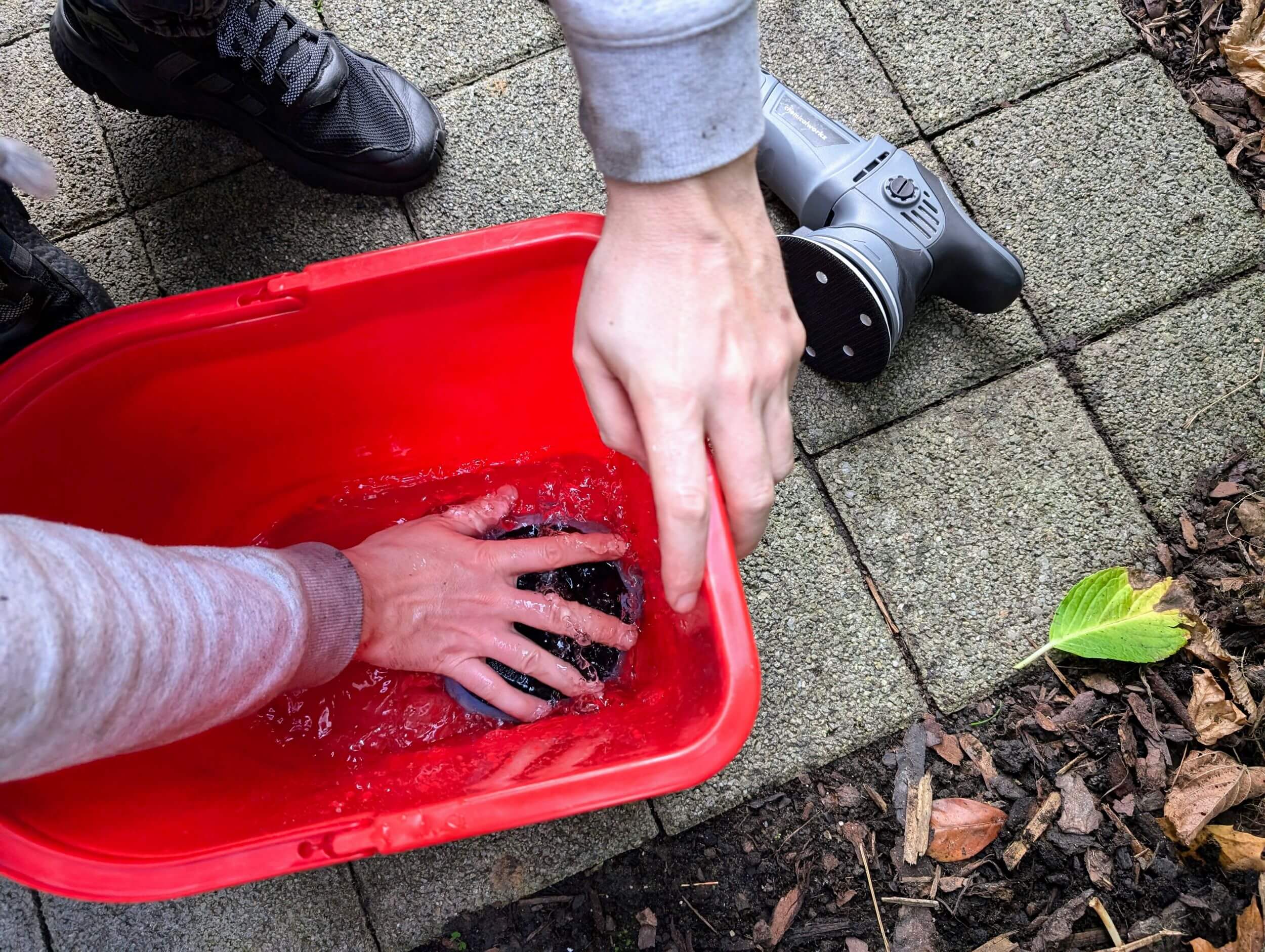 Polierpad Ratgeber: Alles was du wissen musst Verschmutzes Polierpad mit wasser auswaschen