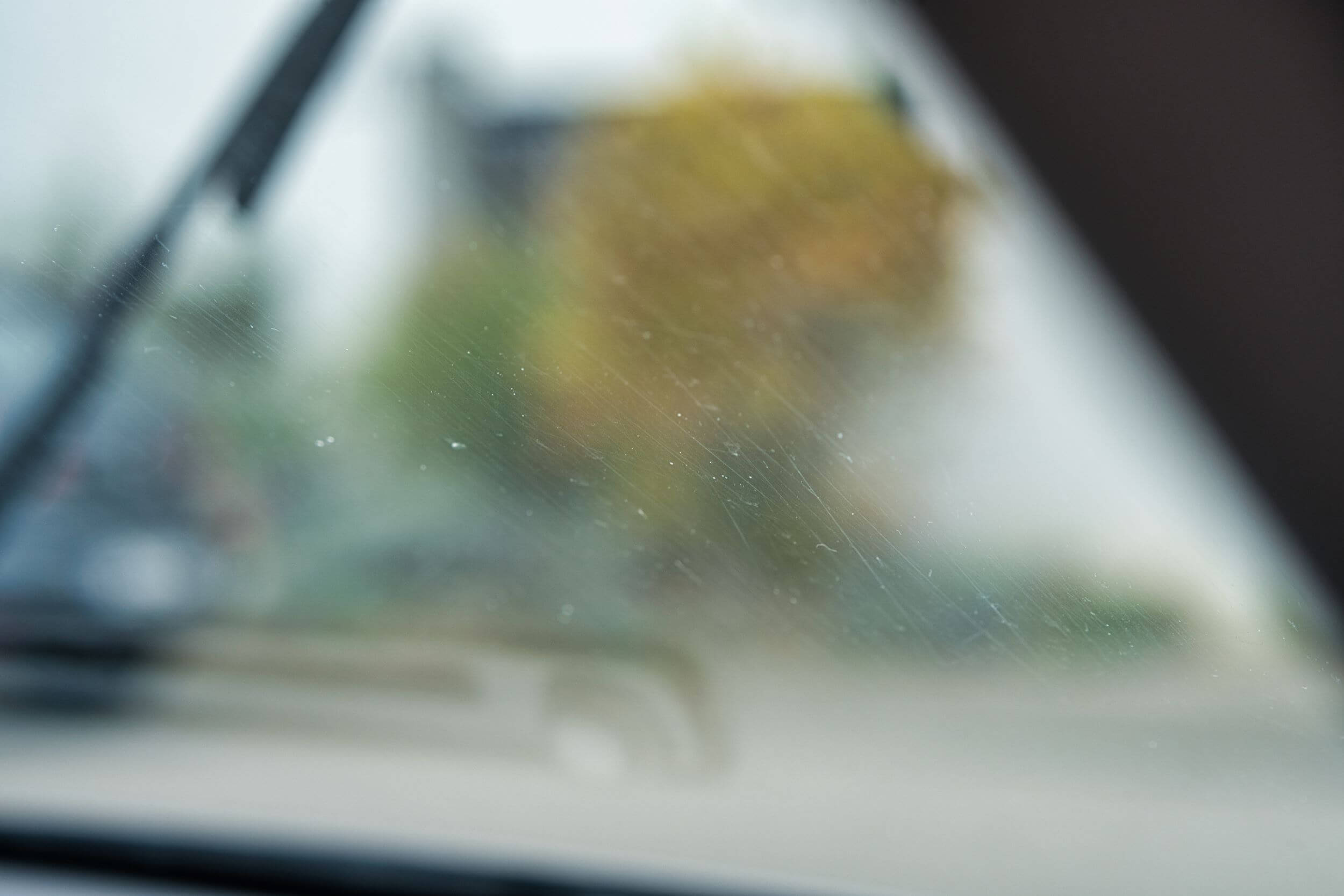 Zerkratzte Windschutzscheibe vor Sonax Glass Polish