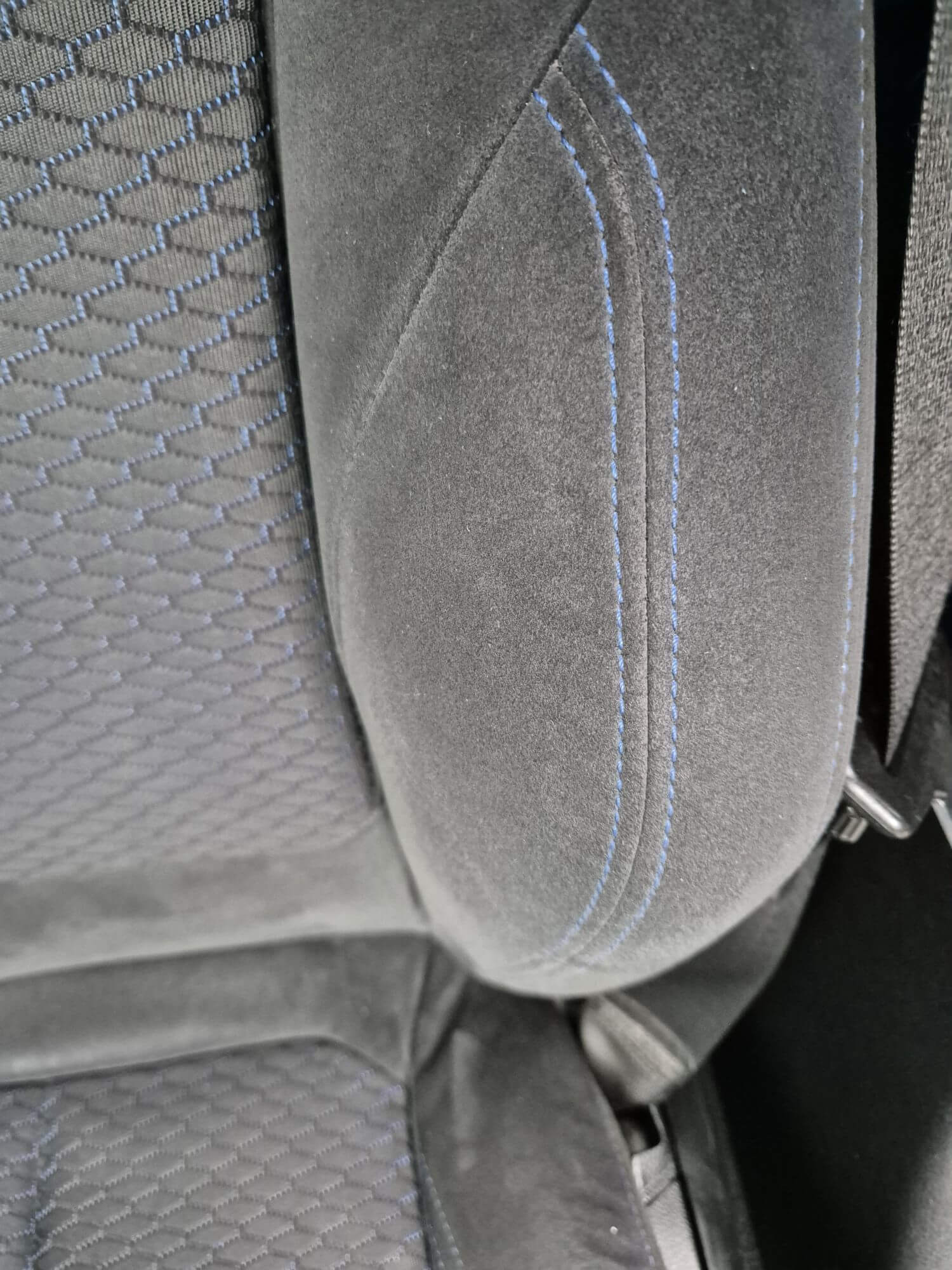 Dr. Wack Polster-Alcantara Reiniger Test Dr. Wack S100 Polster-Alcantara Reiniger fertiges Ergebnis Detailaufnahme