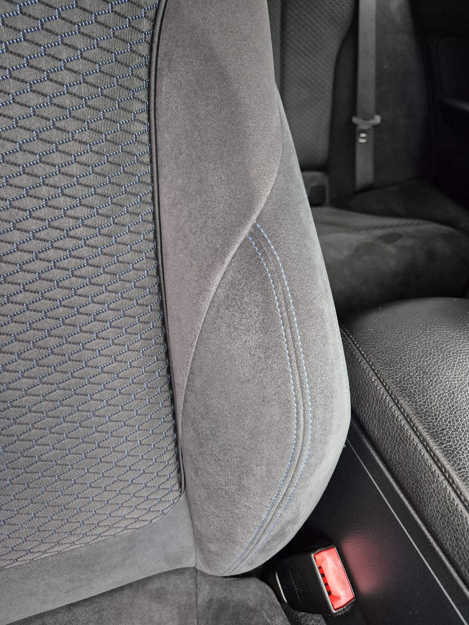 Dr. Wack Polster-Alcantara Reiniger Test Dr. Wack S100 Polster-Alcantara Reiniger fertiges Ergebnis Sitz