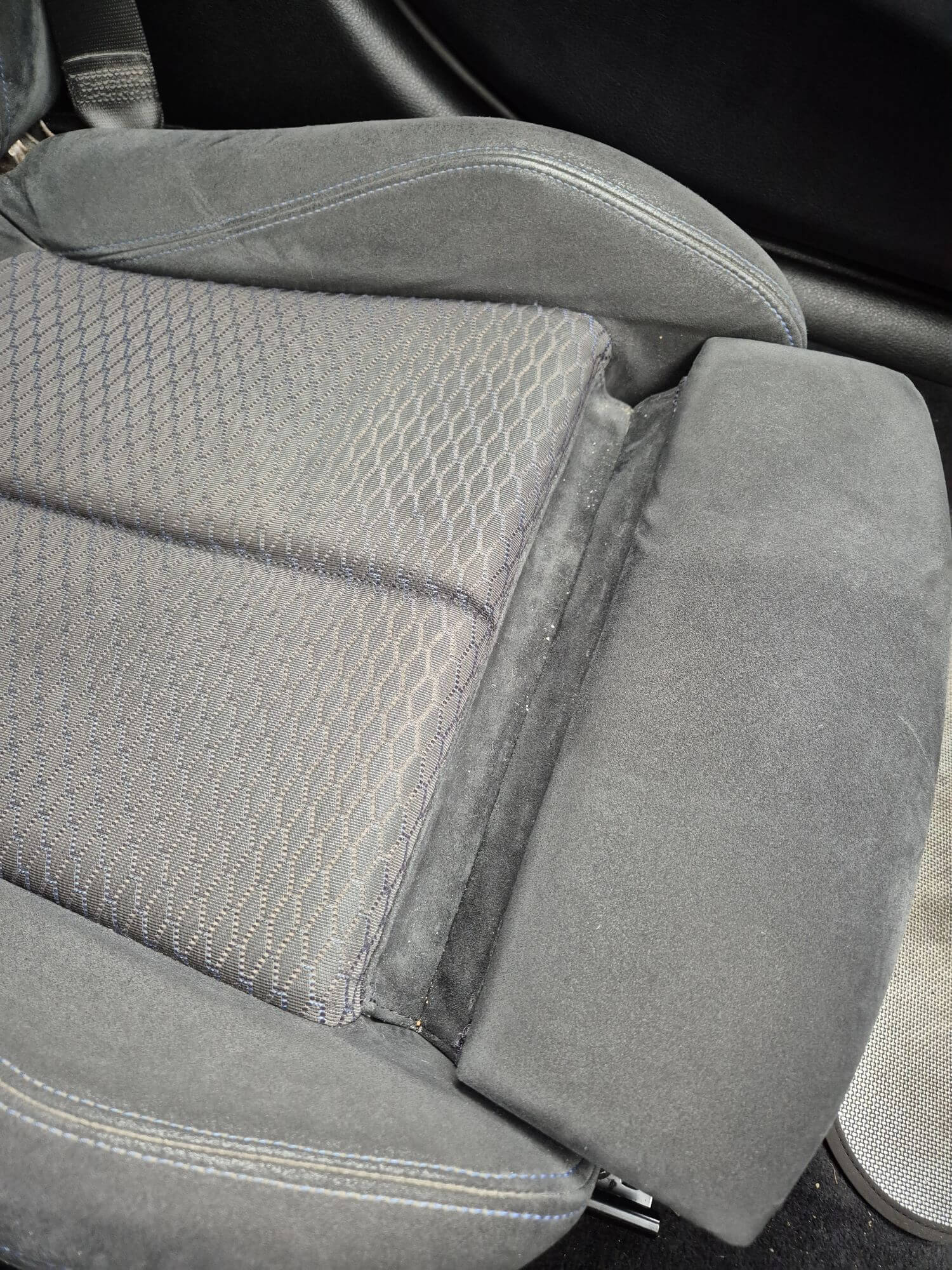Dr. Wack Polster-Alcantara Reiniger Test Dr. Wack S100 Polster-Alcantara Reiniger vor Anwendung Sitz
