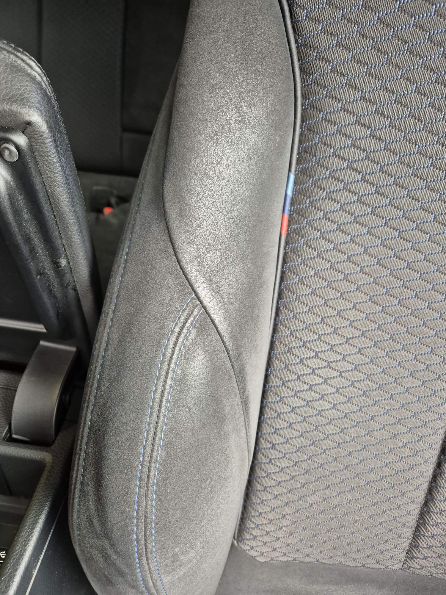 Dr. Wack Polster-Alcantara Reiniger Test Dr. Wack S100 Polster-Alcantara Reiniger vor Anwendung